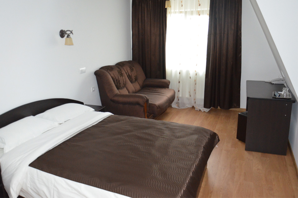 Camera cu trei locuri